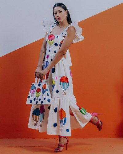 Aline Tabata usa vestido pintado à mão da estilista Mara Maia.