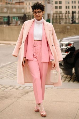 Mulher usa look monocromático com nuances rosas e branca