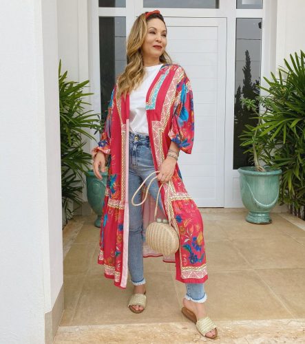 Mulher usa kimono colorido, blusa branca e calça jeans