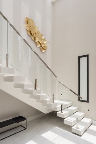  Escadas residenciais: tudo o que você precisa saber sobre o design, conforto e segurança