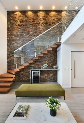  Escadas residenciais: tudo o que você precisa saber sobre o design, conforto e segurança