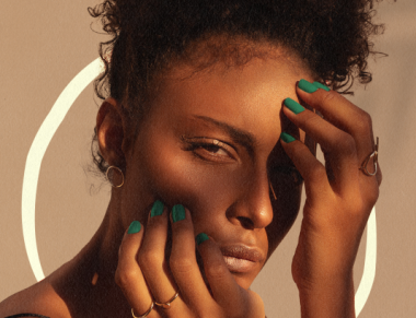 Risqué promove conteúdos a favor da quebra de preconceitos em relação ao uso de cores nas unhas de mulheres negras
