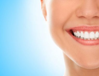 Clareamento dental pode ser feito em casa com bicarbonato de sódio: mito ou verdade?