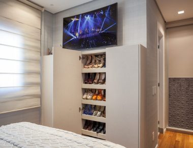Trazendo uma solução desconectada do closet, no dormitório a arquiteta Cristiane Schiavoni aproveitou o espaço abaixo da TV para inserir o móvel executado sob medida | Foto: Carlos Piratininga