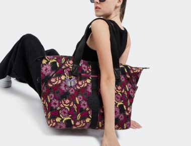 Kipling lança collab exclusiva com a icônica estilista Anna Sui