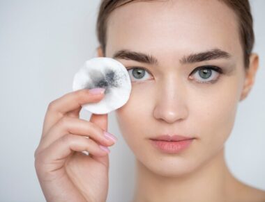 Maquiagem-x-cuidados-com-a-pele-dermatologista-lista-os-mitos-e-verdades-acerca-do-tema